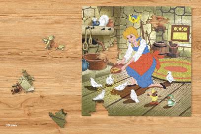 Puzzle Cendrillon Disney 1971 en édition limitée Ravensburger, assemblé sur une table en bois